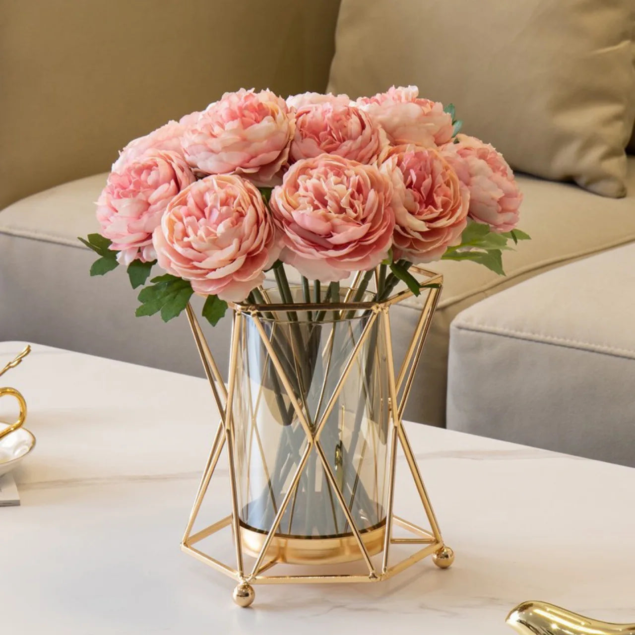 Elegant wrought iron vase with geometric design – modern metal finish，It is suitable for home decoration.